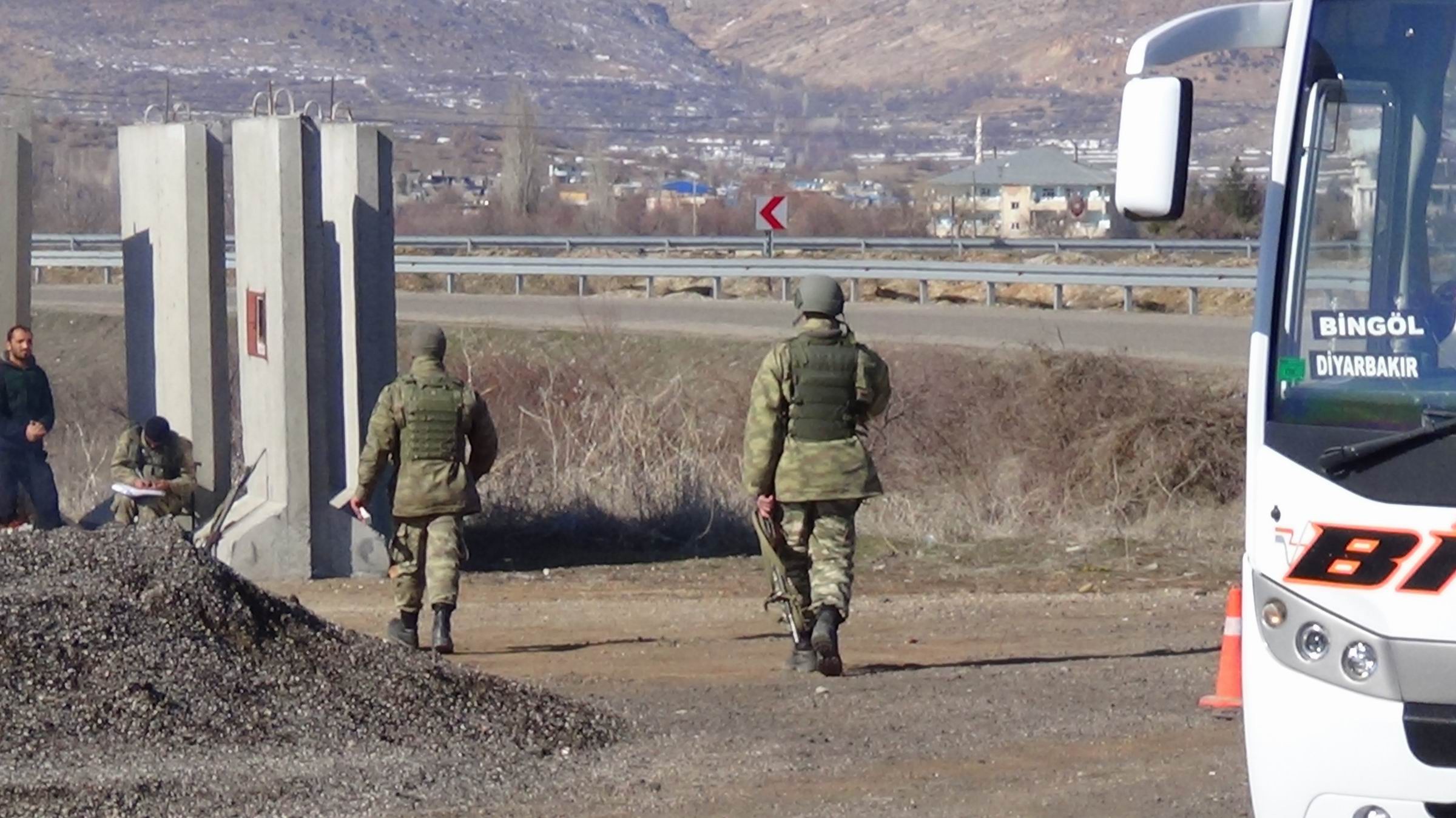Yolcu minibüsüne kurşun isabet etti