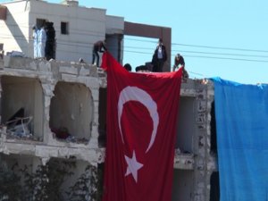 Patlamada hasar gören binalar branda ile kapatıldı