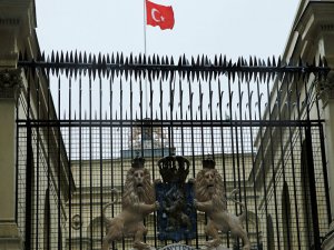 Yıldırım: Hollanda Başkonsolosluğu'ndaki bayrağın indirilmesi olayı provokasyon