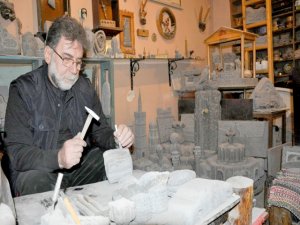 Kahvede oturmayı içine sindiremedi, taşlara tarihi kazıdı