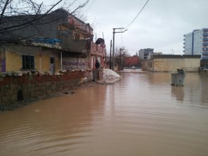 Kurtalan'da selden dolayı 28 evi su bastı