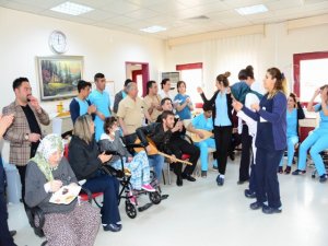 Kanser hastaları bağlama eşliğinde şarkı söyleyip halay çekti