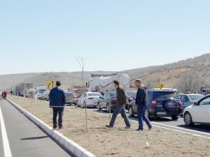 Bomba ihbarı trafiği kilitledi