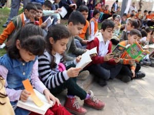 Kitabını alan parka koştu