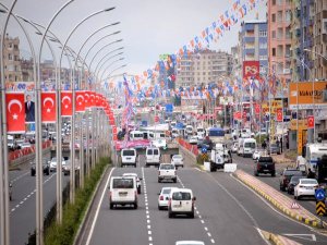 Diyarbakır'ın Caddeleri Cumhurbaşkanı İçin Bayrak ve Türkçe-Kürtçe Pankartlarla Donatıldı