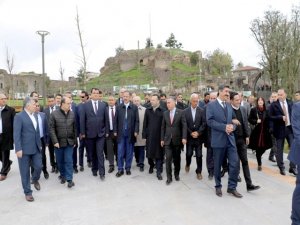 Bakan Özhaseki İçkale’yi gezdi