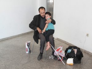 Görme engelli baba çocukları kaybolmasın diye çorabıyla bileğine bağlıyor