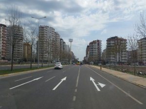 Yol çizgileri ve trafik levhalarına bahar ayarı