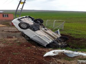 Metrelerce sürüklenen otomobil direğe çarparak durabildi