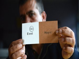 Türkiye anayasa değişikliğini oyladı: İlk sonuçlara göre 'Evet' önde