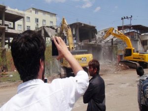 Kayapınar'da kaçak yapılar yıkılıyor