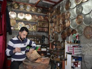 Bakır levhaları tabloya dönüştürüyor