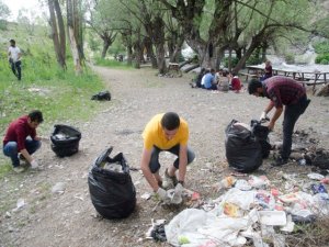 Munzur Gözeleri'nden 10 torba çöp topladılar