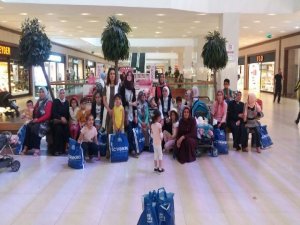 Kelebek çocuklara giysi yardımı