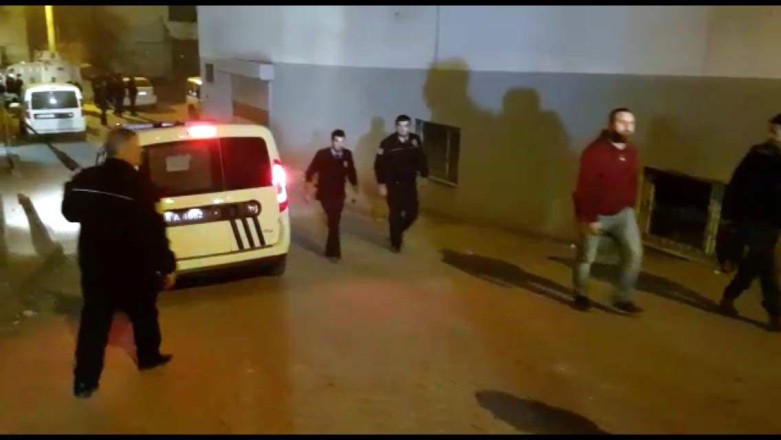 Polis aracına maytap atan 2 çocuk kovalamaca sonucu yakalandı