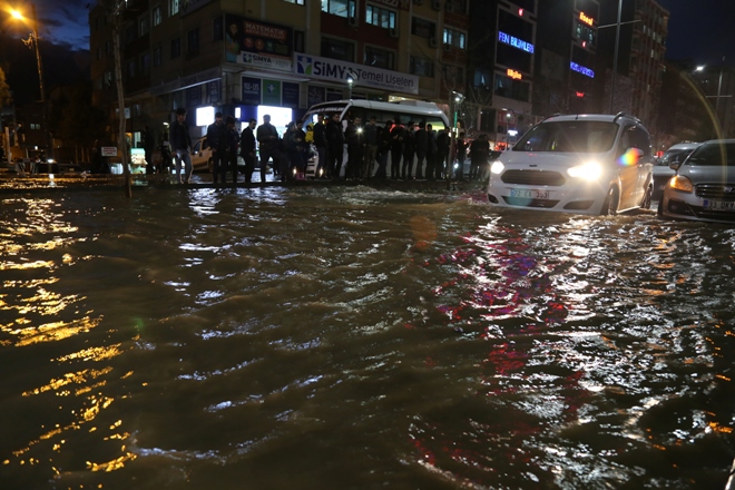 Batman'da içme suyu borusu patladı