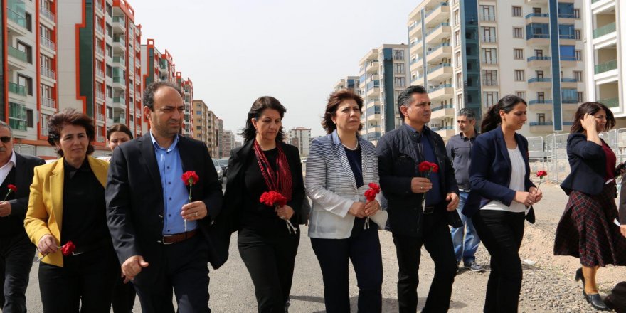 HDP Kurkut’un vurulduğu yere karanfil bıraktı