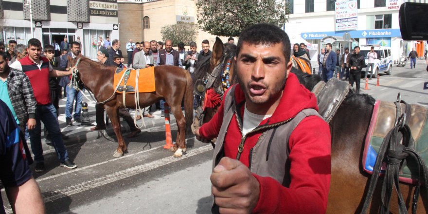 Seyyar satıcılardan atlı eylem