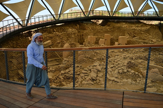 Tarlasında çıkan tarihi koruyor