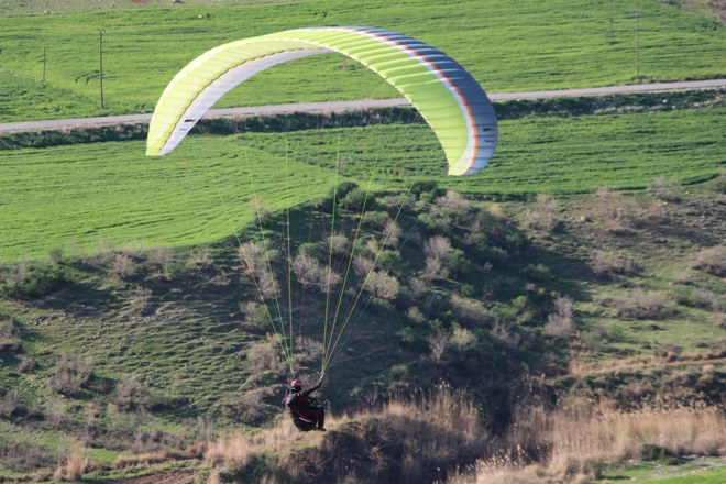 Cudi Dağı eteklerinde yamaç paraşütü etkinliği