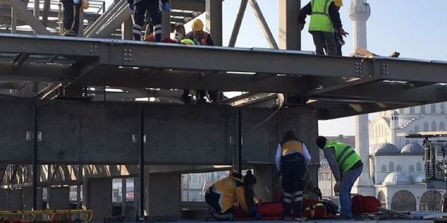 İşçiler çatıdan düştü