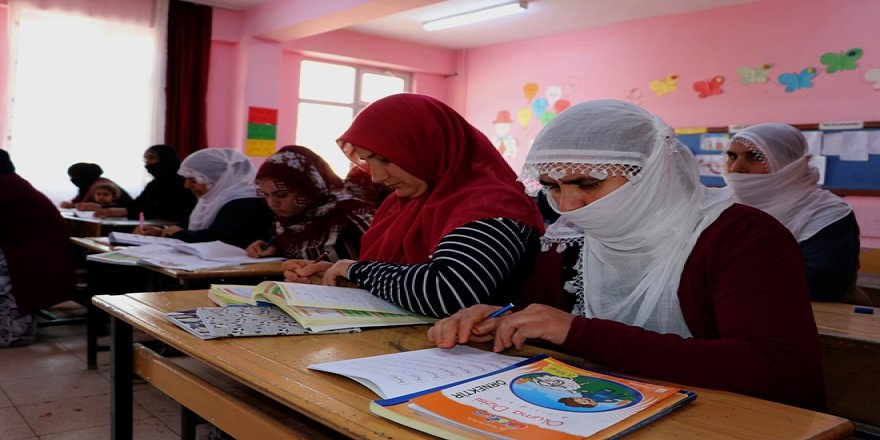 Kızının öğrencisi oldu