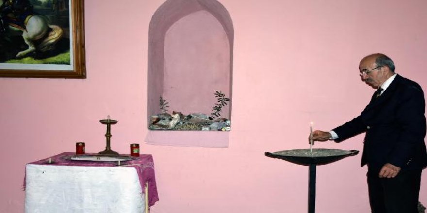 368 yıllık kilisede tek başına Paskalya Bayramı'nı kutladı