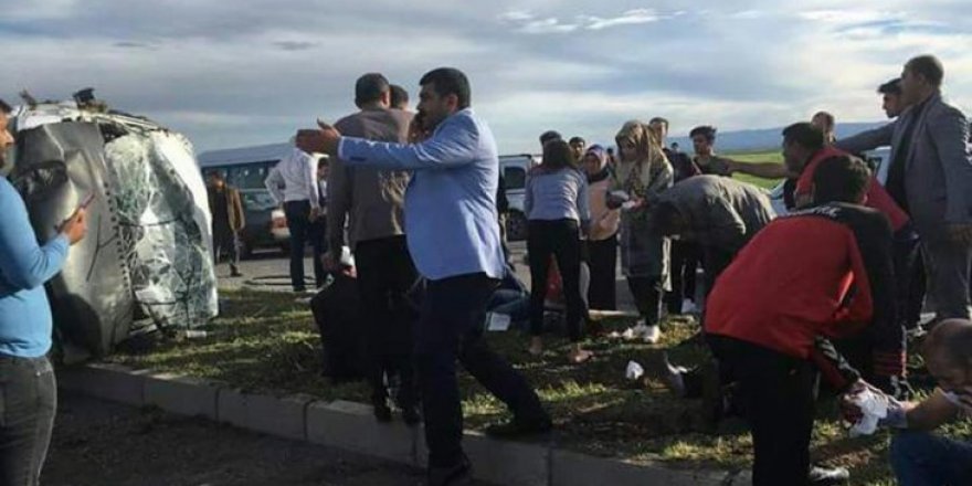 Diyarbakır’da minibüs ile otomobil çarpıştı: 25 yaralı