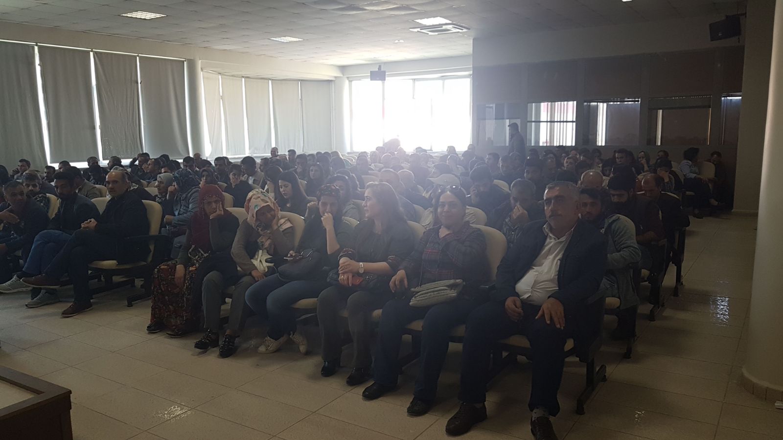 Atılan işçiler sendikacılarla görüşüyor