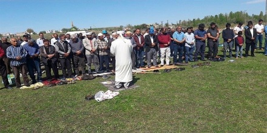 Bismilli çiftçiler yağmur duasında