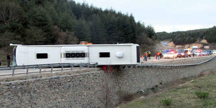 Yolcu otobüsü devrildi: 1 ölü, 20 yaralı