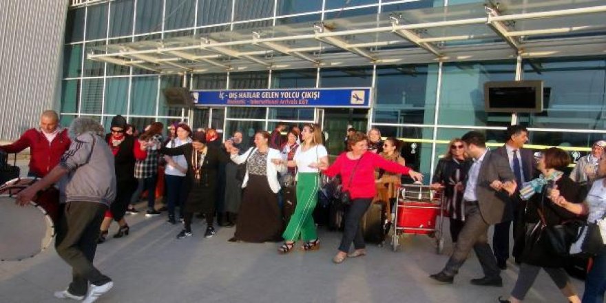  Turistler davul zurna ile karşılandı