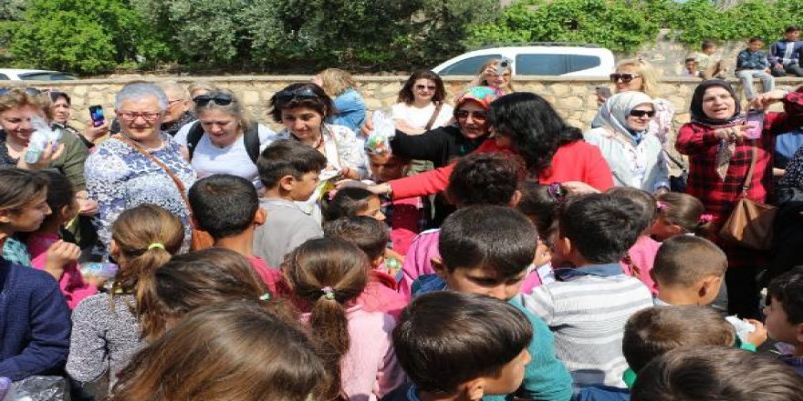 Paris'li kadınlardan, öğrencilere yardım