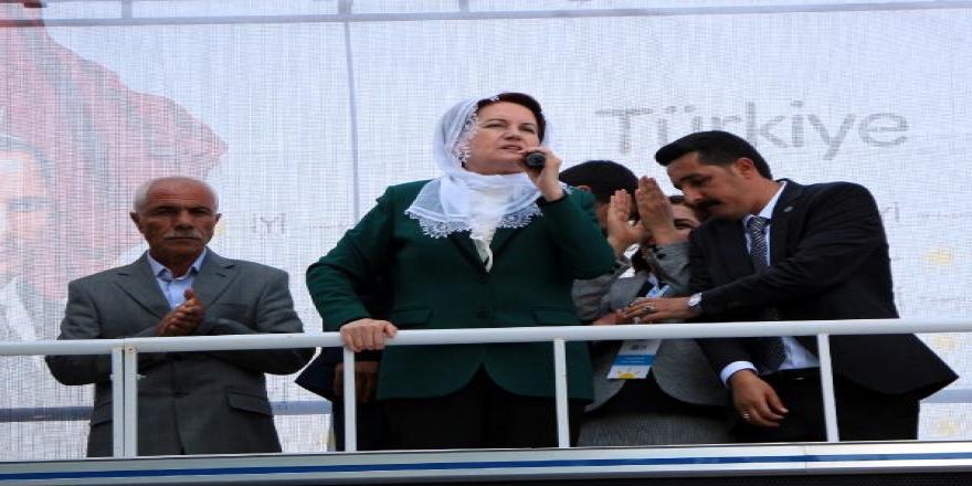 Akşener, beyaz tülbentle konuştu