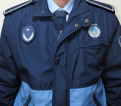 Resmi üniformayla eroin satarken yakalandı