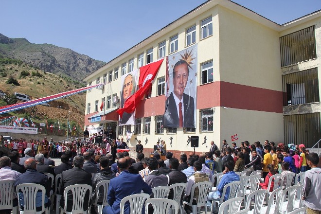 Kulp’ta halı saha ve yemekhane açılışı