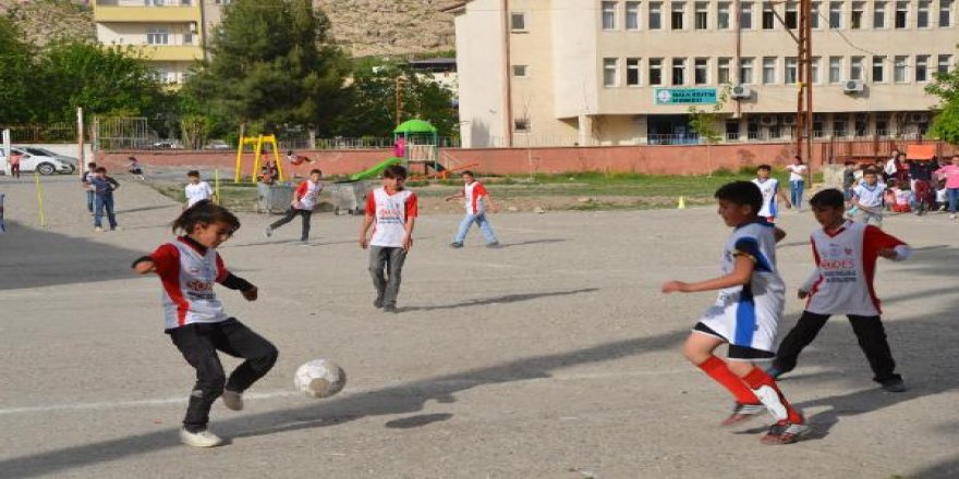 Turnuvada, 100 erkek arasında yıldız oldu