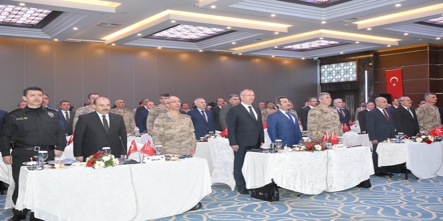 16 ilin valisi ile seçim toplantısı