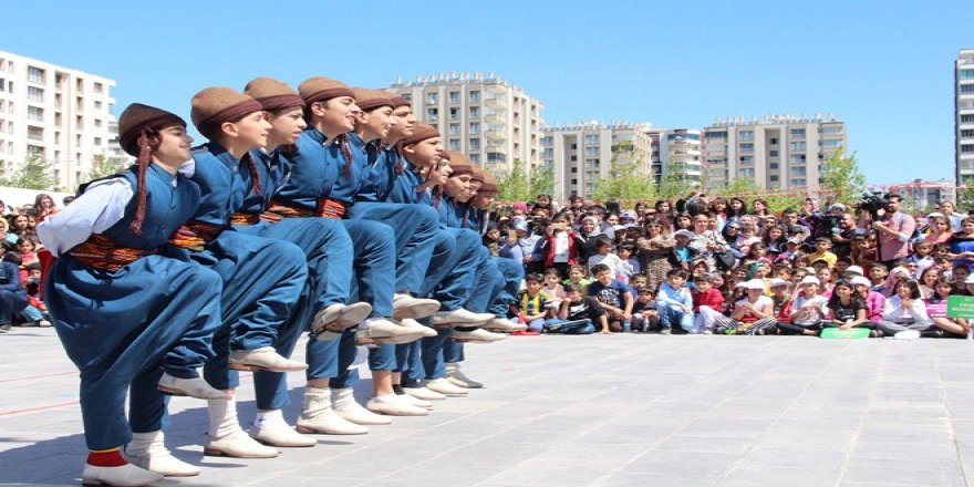 Çocuklar hem oynadı hem bayram kutladı