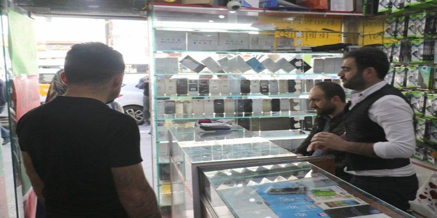 Şişen batarya elinde patladı