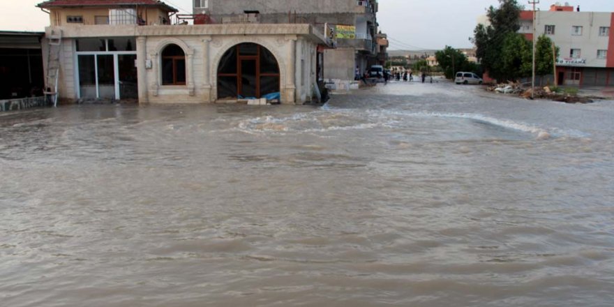 Nusaybin'de su borusu patladı, yolar göle döndü