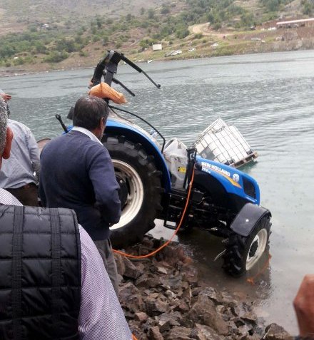 Batan feribottaki traktör, iş makinesiyle çıkarıldı
