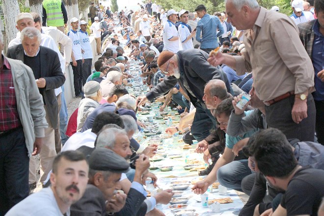20 bin kişi yer sofrasında buluştu