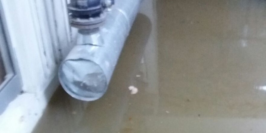 Mit binasını su bastı!