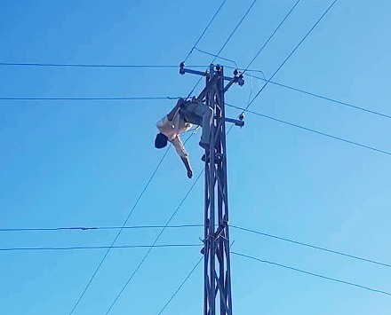 Arızayı gidermek için çıktığı direkte akıma kapılıp, öldü