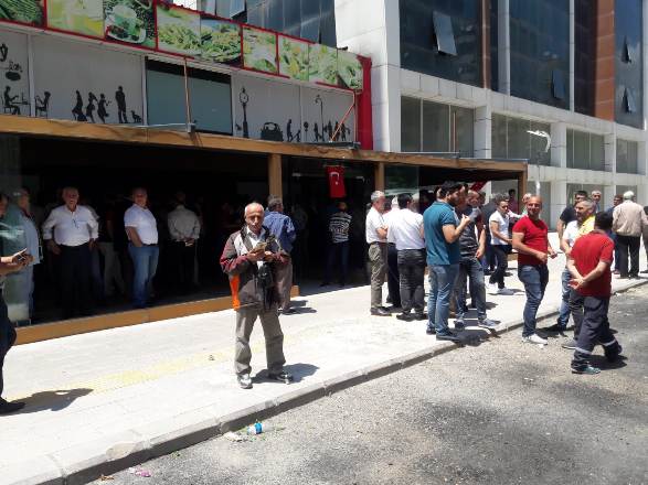 CANLI YAYIN...Diyarbakır'da, AK Parti listelerine tepki gösteren bazı Bingöl'ü vatandaşlar basın açıklaması yapıyor