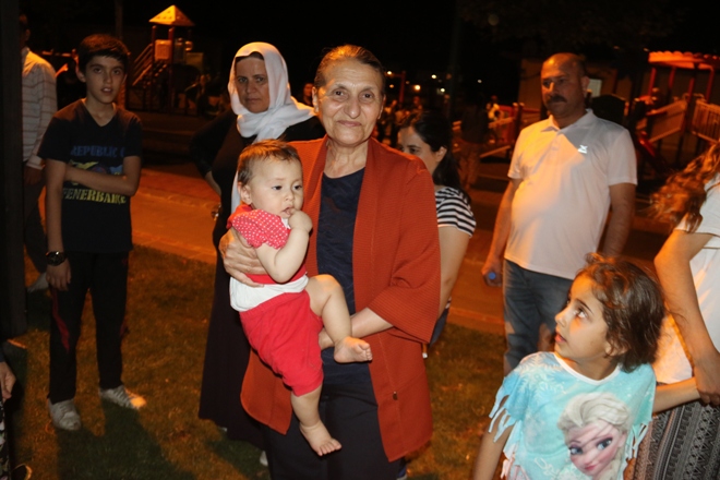 Akat, halkla bir araya gelmeye devam ediyor