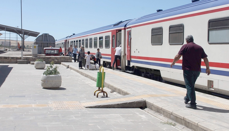 Bilet fiyatlarını pahalı bulanlar trene yöneldi