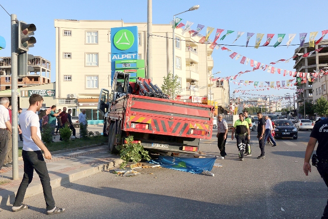 Park halindeyken hareket eden vinç, 2 kişiye çarptı