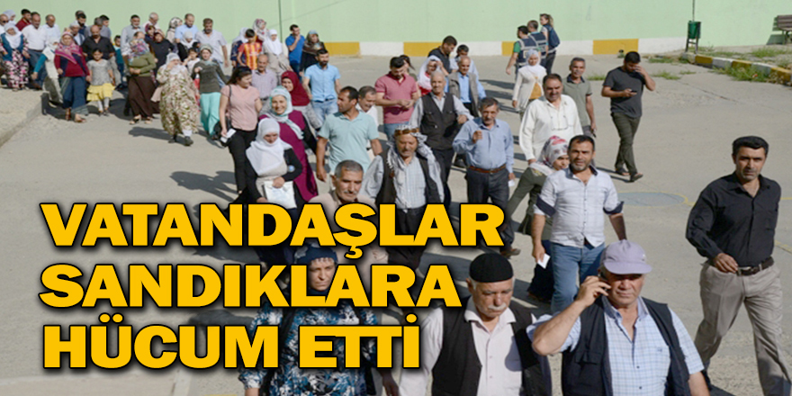 VATANDAŞLAR SANDIKLARA HÜCUM ETTİ